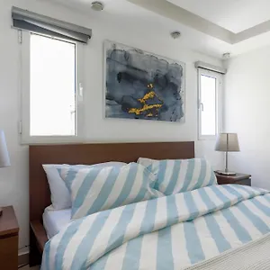 Escape Oceanfront Condo in Avenida Espana w/Pool Apartamento